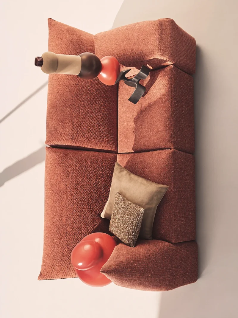 Illustration: niedriges modulares Sofa mit Strukturstoff, fiktive Designstudie