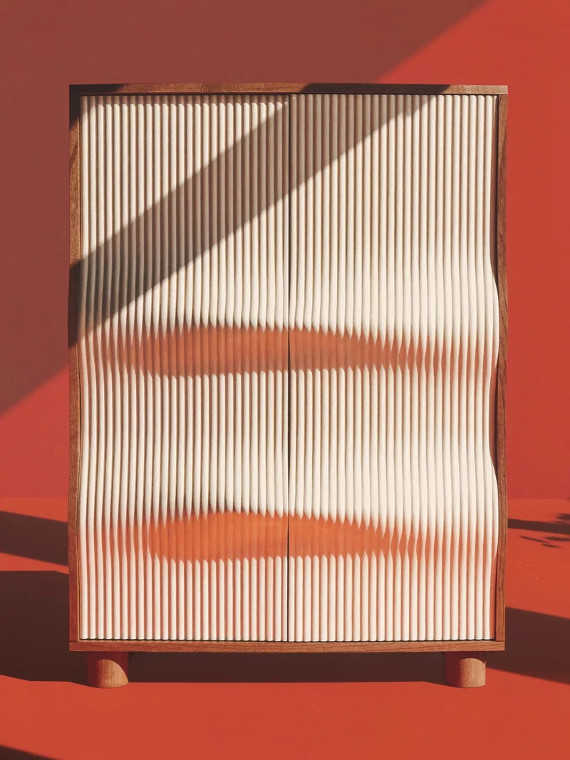 Illustration: geriffelter Eichenschrank, fiktive Designstudie